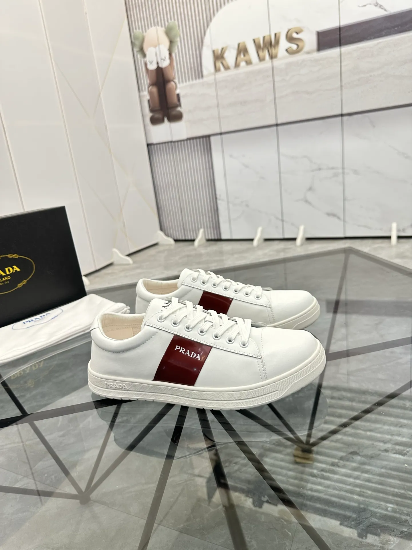 Men's shoes: 💰P400¥ Product trademark: Prada *"Prada*" low-top casual shoes Regular size: 38-44 (can be customized to 45) Product materials: imported cowhide upper, sheepskin lining, original outsole. Number: 020